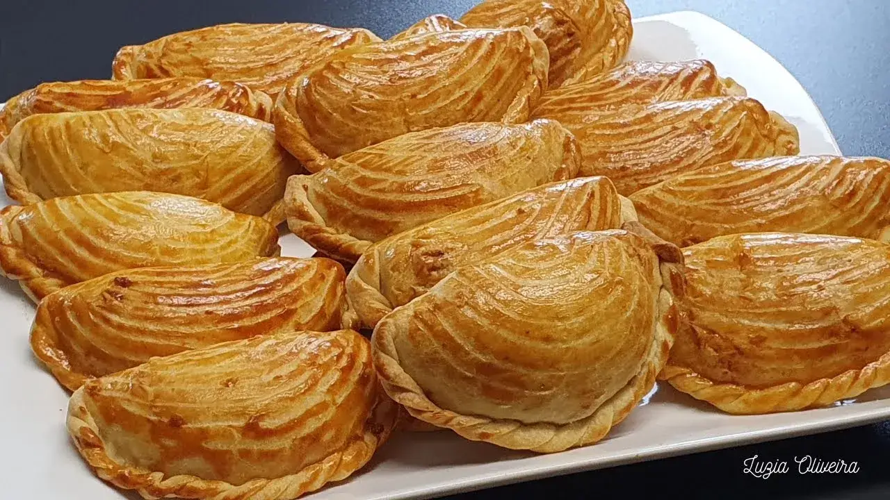 Pastel Assado de Frango Cremoso com Massa Caseira Dourada