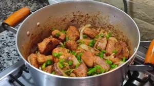 Pernil em Cubos Acebolado Bem Dourado e Suculento