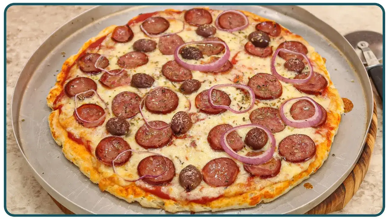 Pizza de Calabresa Caseira com Massa Fofinha e Toque Especial com Leite em Pó