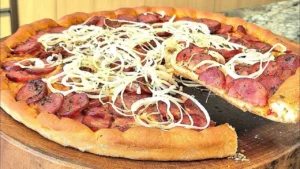 Pizza Caseira de Forno com Massa Macia e Borda Crocante