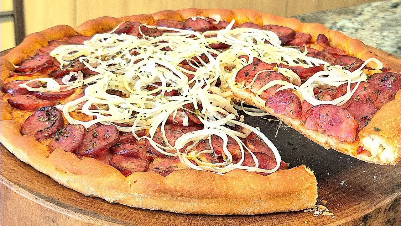 Pizza Caseira de Forno com Massa Macia e Borda Crocante