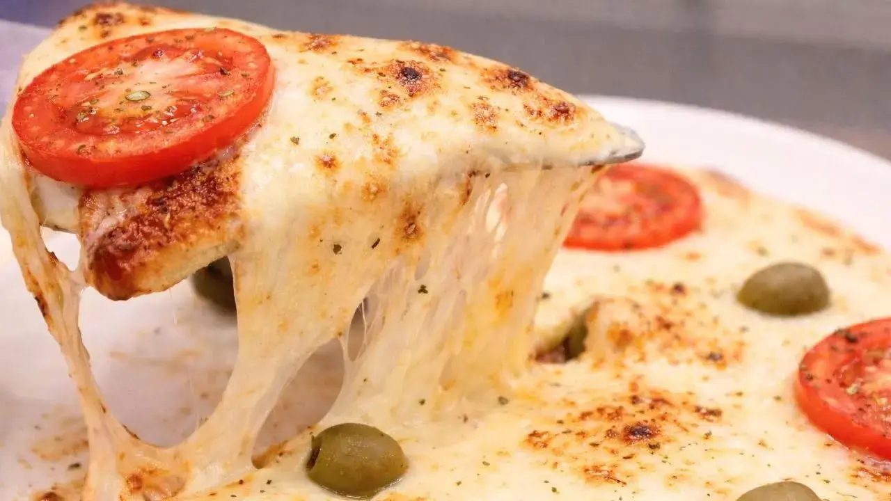 Pizza de Frigideira Fácil e Rápida: Massa Macia Feita no Fogão em Poucos Passos