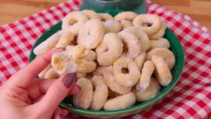 Rosquinha de Pinga Macia com Casquinha de Açúcar e Interior Molhadinho
