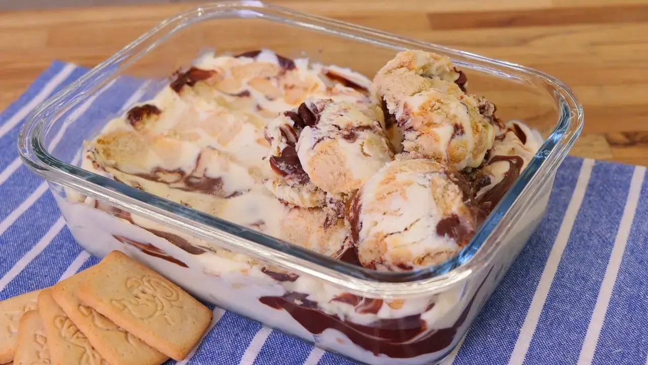 Sorvete Caseiro de Chocolate Cremoso com Biscoito Maltado Fácil de Fazer