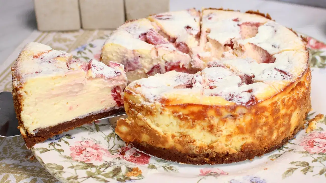 Torta de ricota com morango cremosa e fácil de preparar
