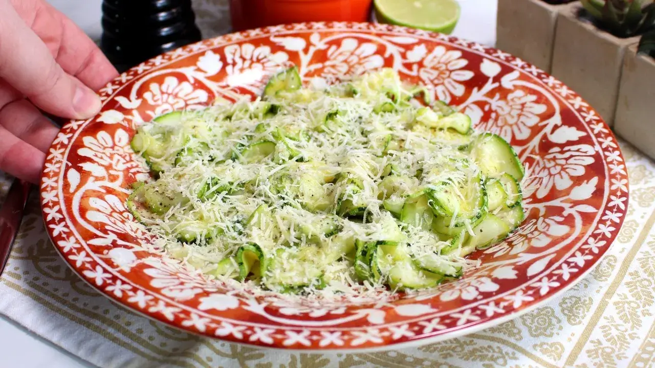 Abobrinha Laminada com Parmesão e Limão: Entrada Leve e Cheia de Sabor