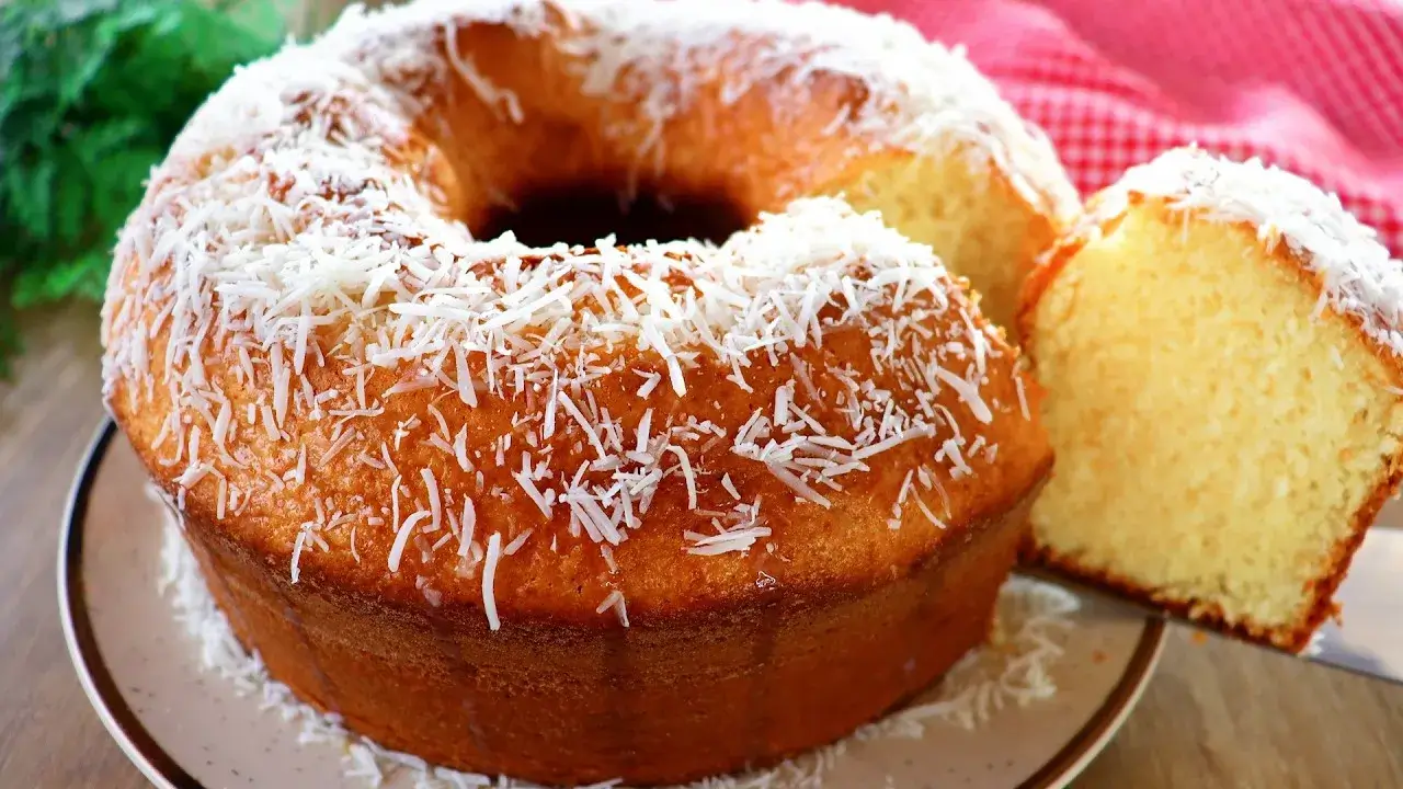 Bolo Bombocado Fofinho com Coco e Queijo: Receita Fácil e Muito Cheirosa