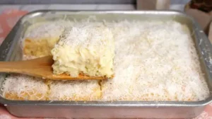 Bolo Molhado de Coco para Comer de Colher com Calda Cremosa