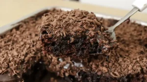 Bolo Nega Maluca Molhadinho com Cobertura Cremosa de Chocolate