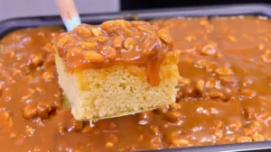 Bolo Pé de Moça fofinho com cobertura cremosa de amendoim