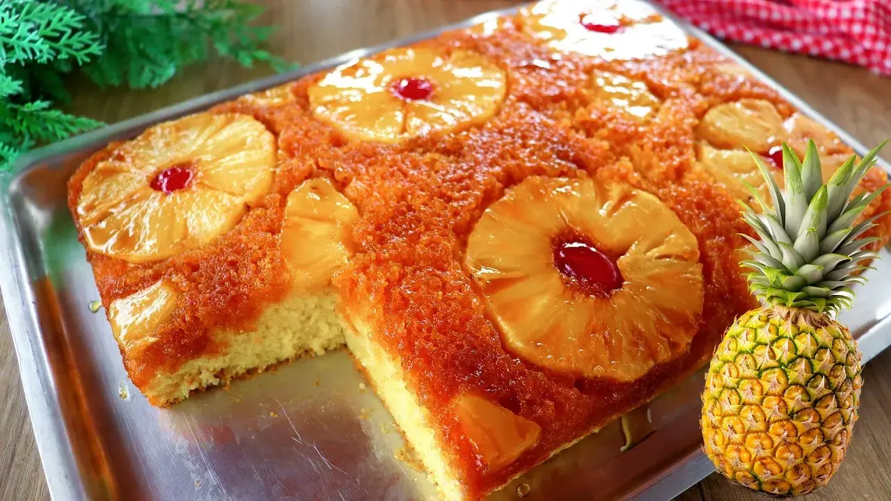 Bolo de Abacaxi Caramelizado Fofinho com Calda Dourada e Massa Leve
