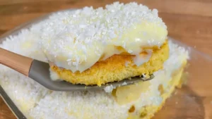 Bolo gelado de abacaxi com coco bem cremoso e fácil de fazer em casa