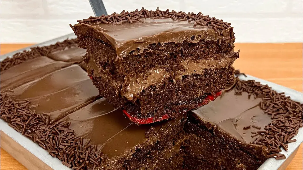 Bolo gelado de chocolate fácil e cremoso para fazer sem batedeira