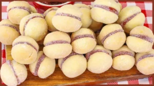 Casadinho de Goiaba: Biscoito Caseiro Crocante com Recheio Cremoso
