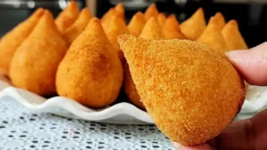Coxinha de Frango Caseira Crocante com Massa Macia e Recheio Cremoso