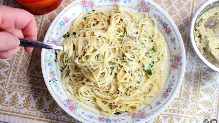 Macarrão Cremoso de Alho com Parmesão: Receita simples para um prato cheio de sabor