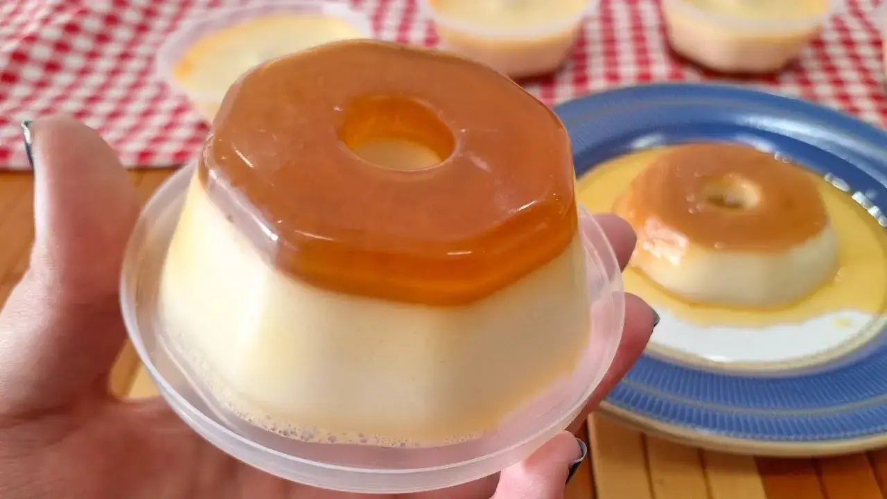Mini pudim de leite condensado cremoso sem furinhos para porções individuais