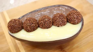 O ovo de colher é uma sobremesa feita com uma casca de chocolate recheada com...