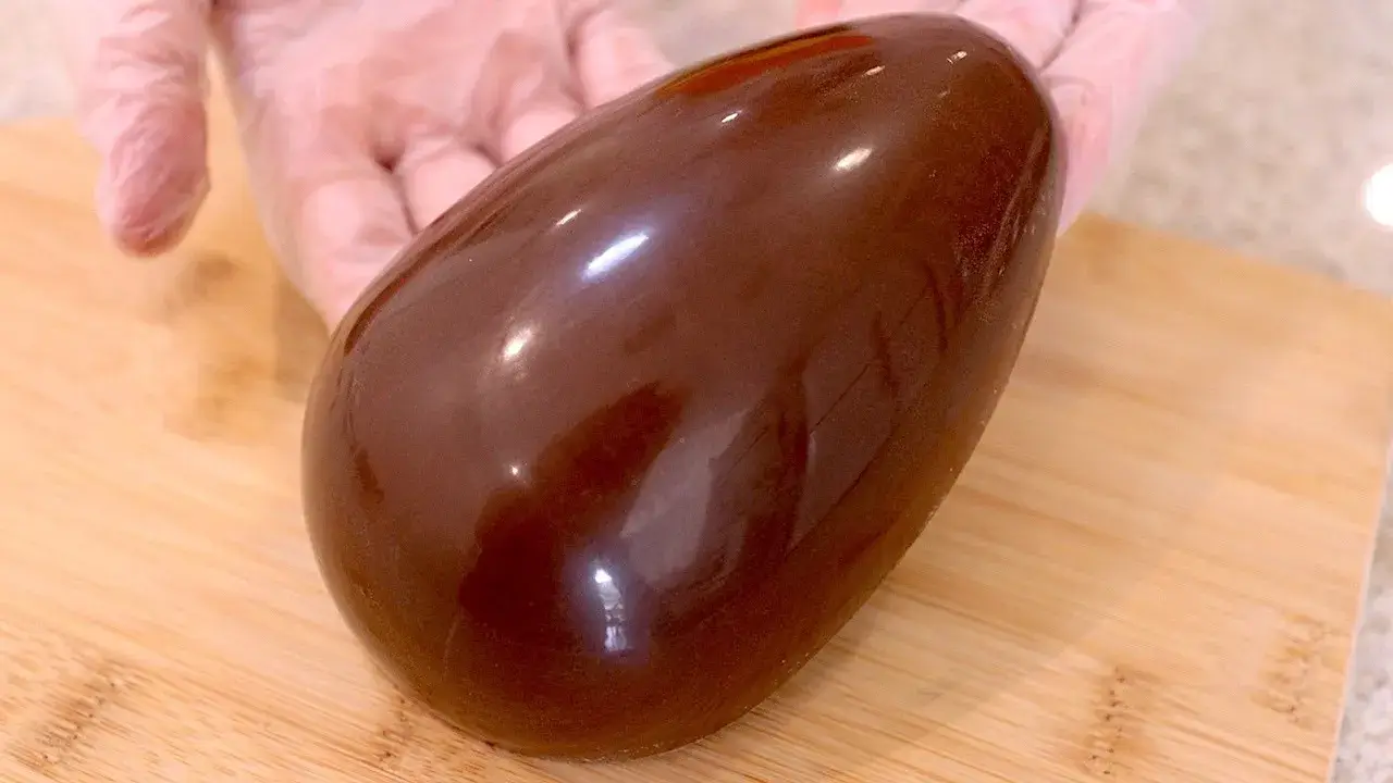 Ovo de Páscoa Caseiro com Casca Crocante Feito com Chocolate Temperado