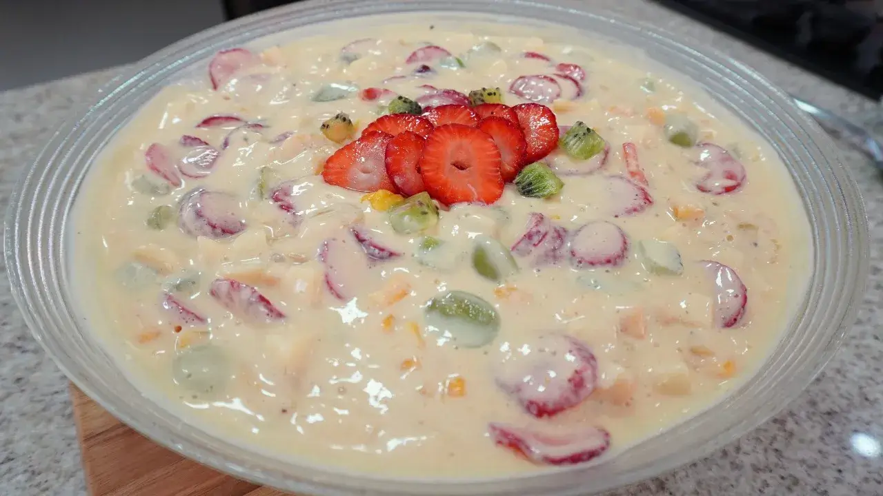 Salada de Frutas Cremosa com Mousse de Maracujá: Sobremesa Gelada Colorida e Muito Fácil
