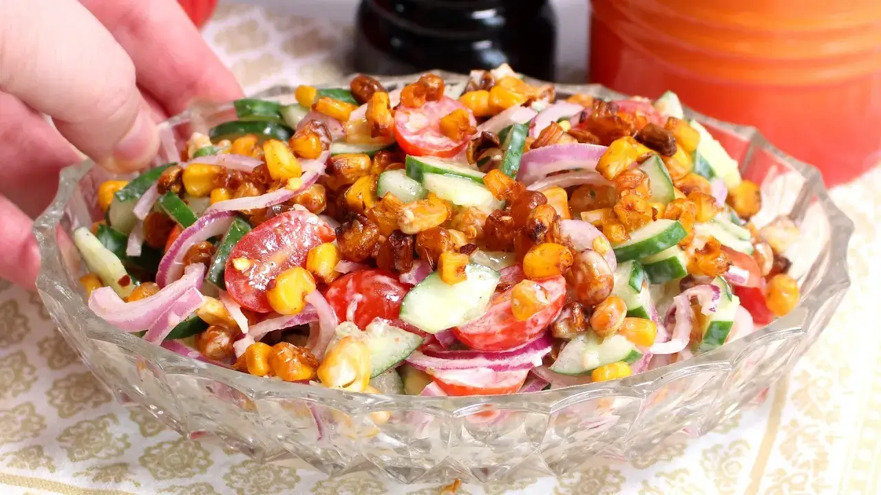 Salada de Milho Assado Crocante com Molho de Iogurte e Legumes Frescos