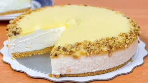 Sobremesa cremosa sem forno fácil com base de biscoito e chocolate branco