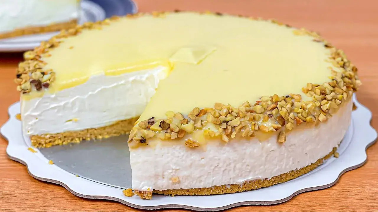 Sobremesa cremosa sem forno fácil com base de biscoito e chocolate branco