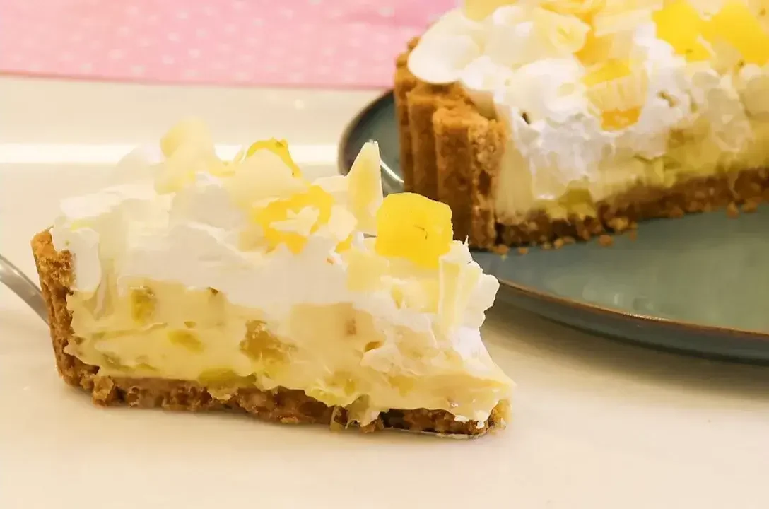 Torta Gelada de Abacaxi com Creme Quatro Leites e Chantininho Cremoso