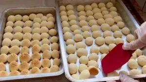 O biscoito de maizena com 3 ingredientes é uma opção prática para quem quer preparar...