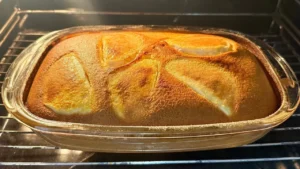 Bolo Romeu e Julieta com Flocão de Milho fácil e recheado com queijo e goiabada