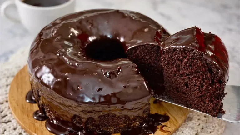 Bolo de Chocolate com Cobertura que Deixa Qualquer Café Mais Gostoso