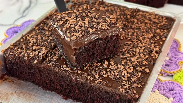 Bolo de Chocolate Molhadinho com Cobertura Cremosa que Vai Virar Seu Favorito
