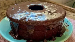 Bolo de Chocolate Recheado Fácil e Úmido Feito no Liquidificador