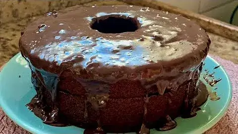 Bolo de Chocolate Recheado Fácil e Úmido Feito no Liquidificador