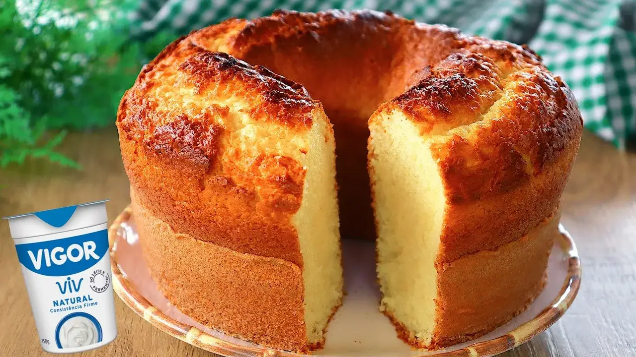 Bolo de Iogurte de Liquidificador Fofinho para o Café da Tarde
