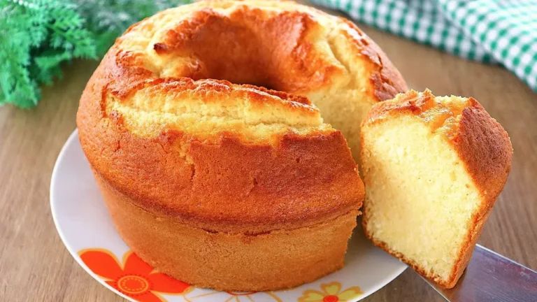 Bolo de Trigo Fofo e Alto para o Café com Poucos Ingredientes
