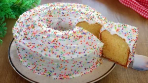 Bolo de vó fofinho com glacê caseiro e confeitos coloridos