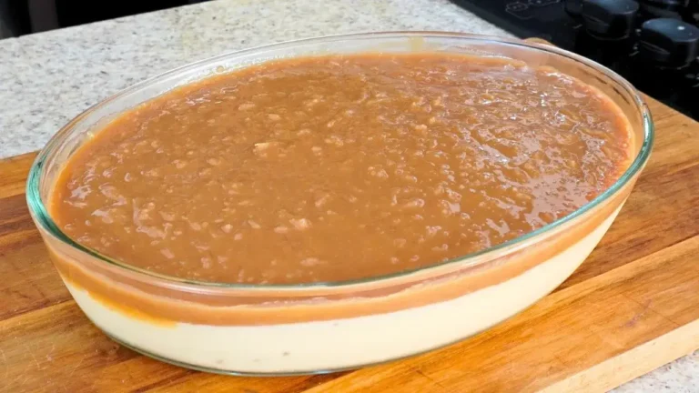 Manjar de coco na travessa cremoso com calda de coco fácil de fazer
