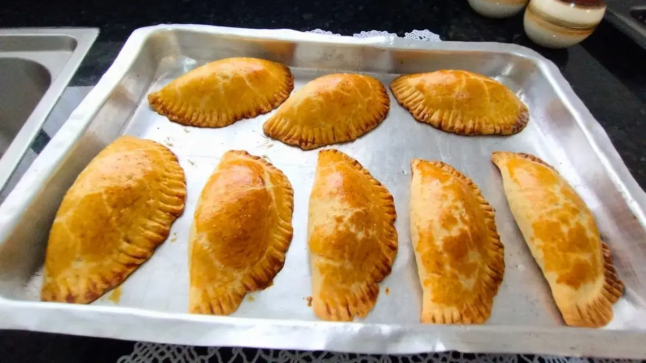 Pastel Assado de Frango Cremoso Dourado e Crocante no Forno
