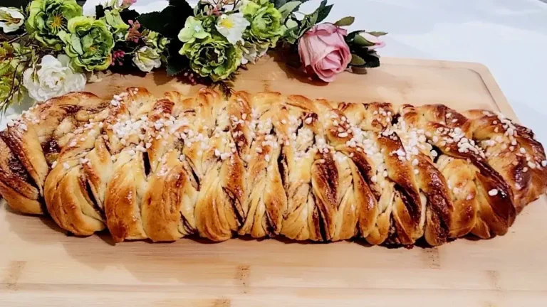 Pão doce com banana e canela fácil e macio para o café