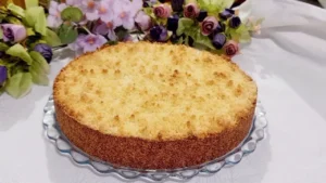 A torta de coco cremosa é uma sobremesa prática que serve para finalizar refeições ou...
