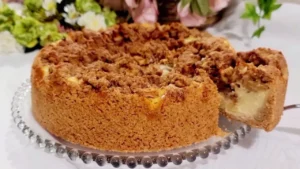 A torta de maçã com cream cheese é uma sobremesa perfeita para servir após refeições...