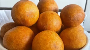 O biscoito de fubá frito é uma receita simples e muito usada para acompanhar o...
