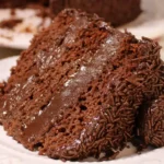Bolo Brigadeiro de Camadas com Recheio Cremoso e Massa Úmida