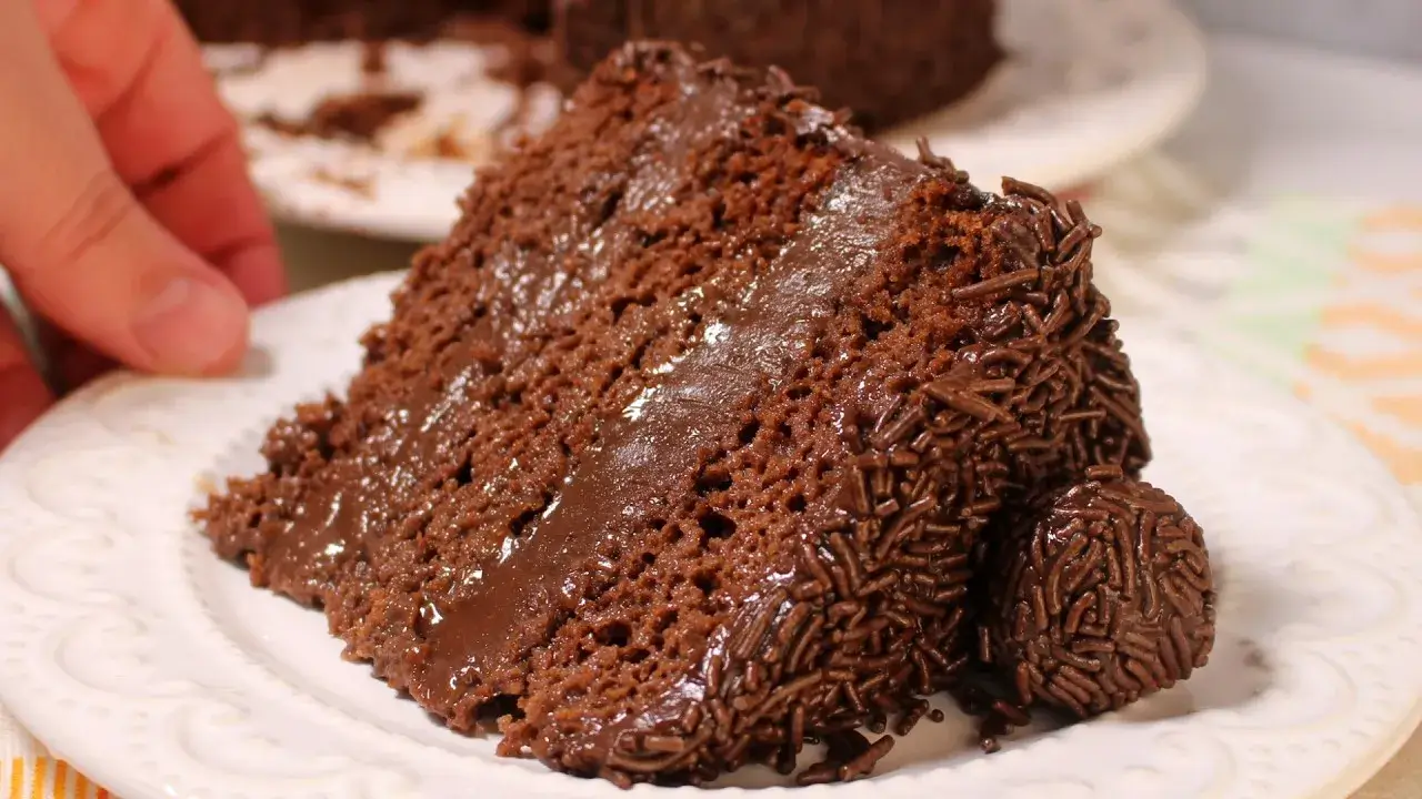 Bolo Brigadeiro de Camadas com Recheio Cremoso e Massa Úmida