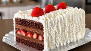 O bolo de vitrine de chocolate com recheio trufado e morango é uma opção muito...