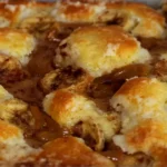 Cuca de Banana com Doce de Leite e Farofa Crocante