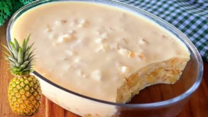 O gelado de abacaxi é uma sobremesa prática, refrescante e perfeita para servir depois do...