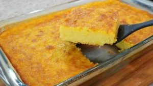 A pamonha de forno cremosa fácil é uma versão prática da pamonha tradicional, feita no...